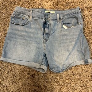 VGUC Levi’s Mid-length jean shorts size 32
